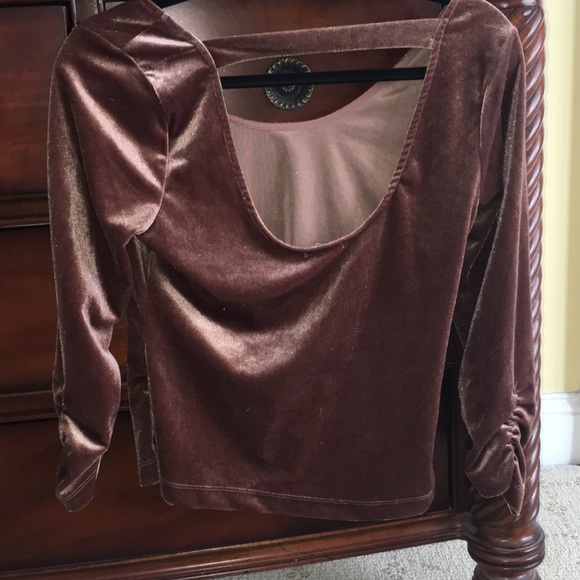 Long sleeve short scoop neck shirt - Picture 3 of 3